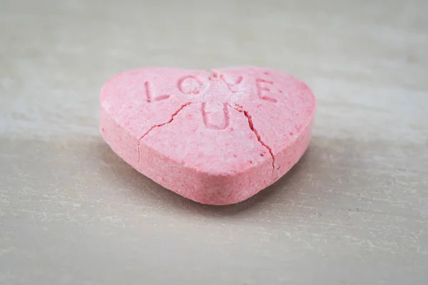 Low Angle Cracked Love U Candy Heart — Stock Photo, Image