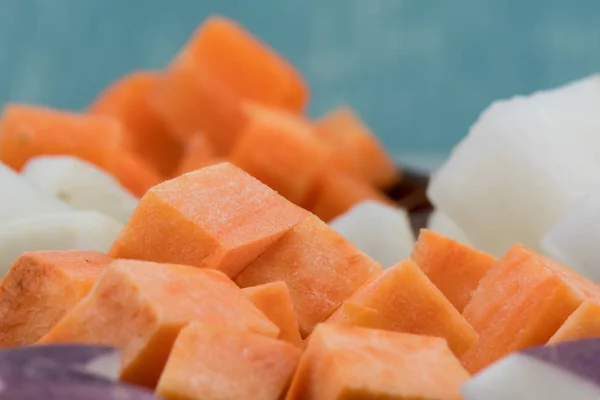 Cubos de patata dulce con otras verduras de raíz — Foto de Stock