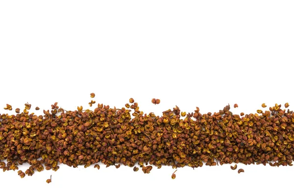 Szechuan Peppercorns em fileira em branco isolado — Fotografia de Stock