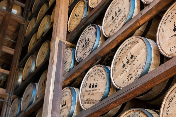 Bourbon adlı Woodford rezerv yaşlanma açılı görünümü