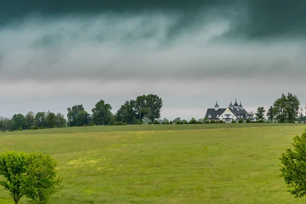 At ahır uzak görünümünü yağmurlu Kentucky gün — Stok fotoğraf