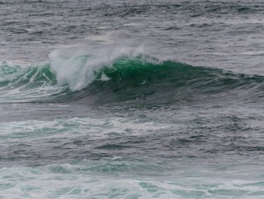 Cam gibi yeşil dalga üzerinde çalışırken