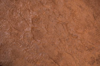 Uzun yürüyüşe çıkan kimse ayak kırmızı çamur içinde