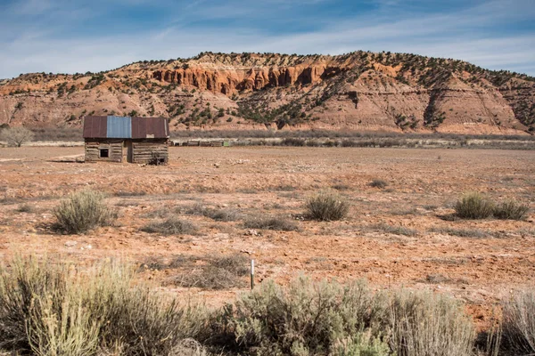 Ancienne cabine sur le côté gauche avec espace de copie du désert à droite — Photo