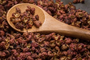 Tahta kaşık Szechuan Peppercorns içinde