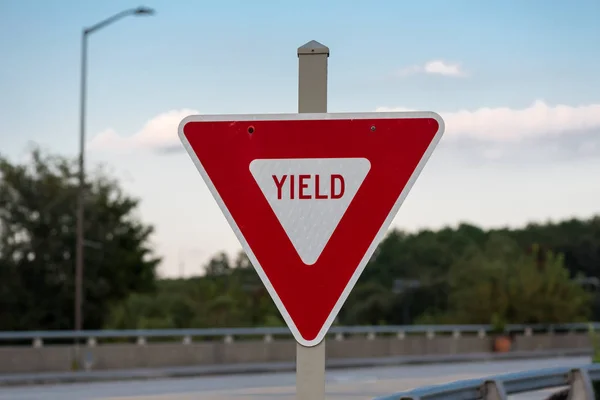 Yield Sign on Bridge — Stock Photo, Image