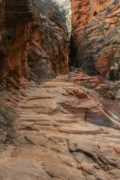 Sendero que conduce a través de rocas rojas del Cañón del Eco — Foto de Stock