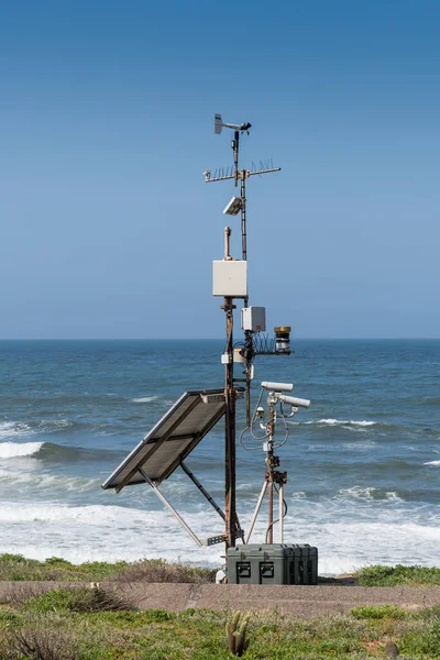 Meteorologická stanice na pobřeží — Stock fotografie