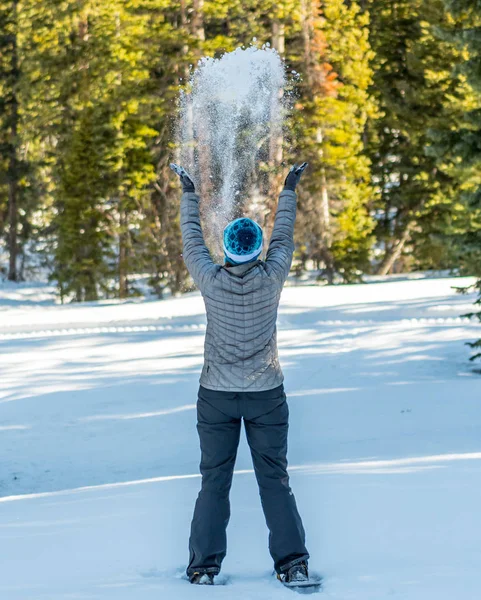 Жінка кидає сніг в повітрі — стокове фото