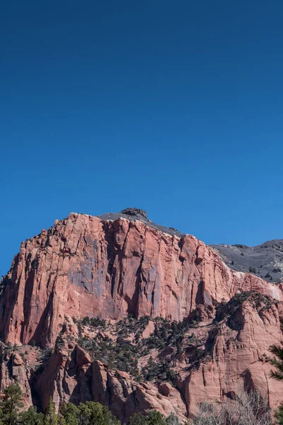 Ciel bleu sur la falaise du canyon Kolob — Photo