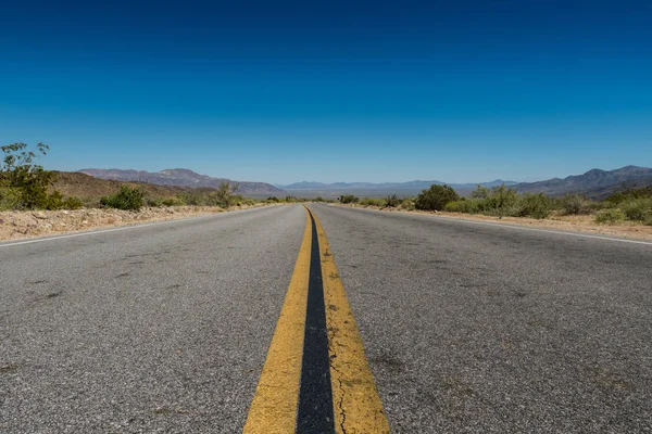 Vista de ângulo baixo da estrada do deserto — Fotografia de Stock