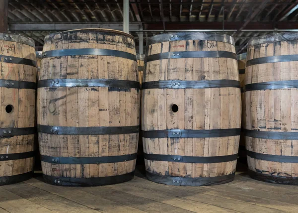 Neue Bourbon-Fässer sollen gefüllt werden — Stockfoto