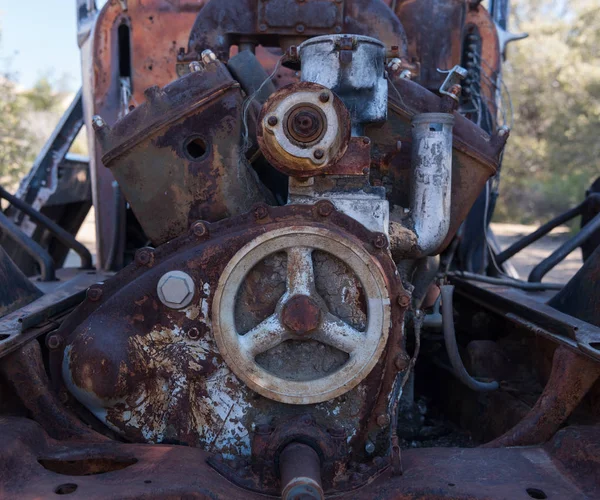 Motor oxidado en el desierto —  Fotos de Stock