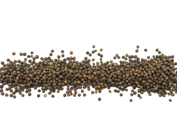 Peppercorns pretos na fileira no branco isolado — Fotografia de Stock