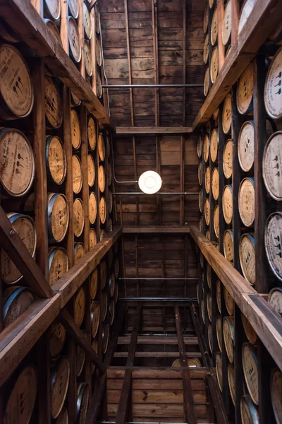 Blick geradeaus in Bourbon-Lager — Stockfoto