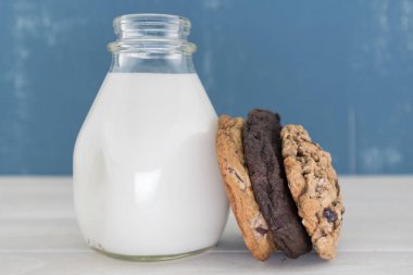 Tanımlama bilgileri yalın süt şişesi karşı çeşitli