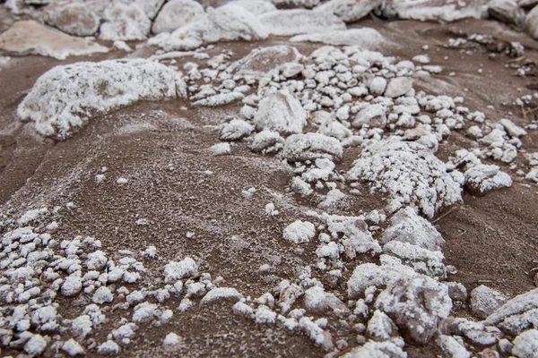 Білий родовища мінеральних чіпляється ot скелі в брудно Уош — стокове фото