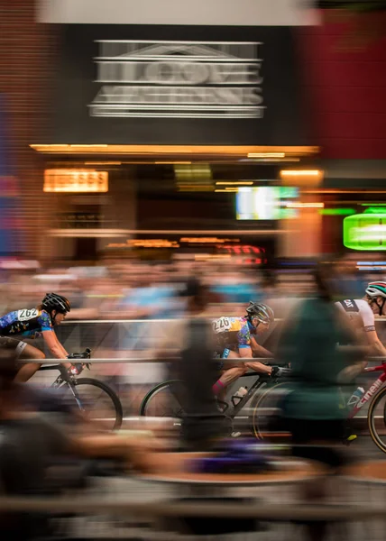 Tres ciclistas corren por el centro de Atenas — Foto de Stock