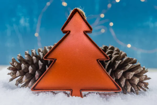 Adorno de árbol de Navidad de estaño con conos de pino —  Fotos de Stock
