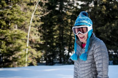 Kamera gülüyor kadın miğfer ve Kayak gözlüğü