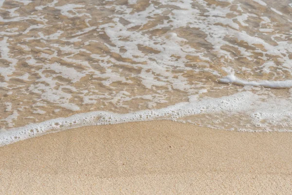 Close Up van Ocean rimpelingen op strand — Stockfoto