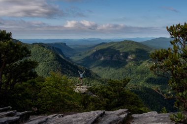 Linville Gorge üzerinde poz bir bacak güç üzerinde duran kadın