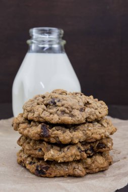 Yulaf ezmesi kuru üzüm kurabiyeleri yığını