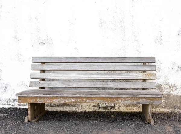 Wooden Bench Against Whitewashed Wall — Stock Photo, Image