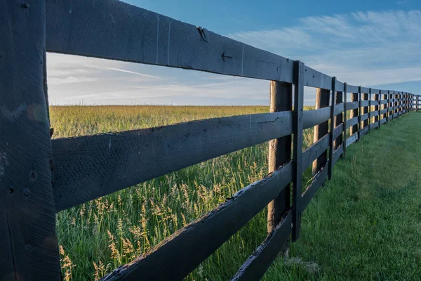 Angolo vista della recinzione di fattoria del cavallo — Foto Stock