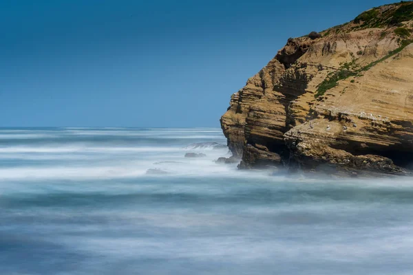 Movimiento borroso de la costa rocosa del Pacífico —  Fotos de Stock