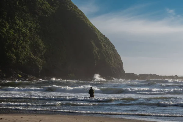 Fischer wirft Leine in Pazifik — Stockfoto