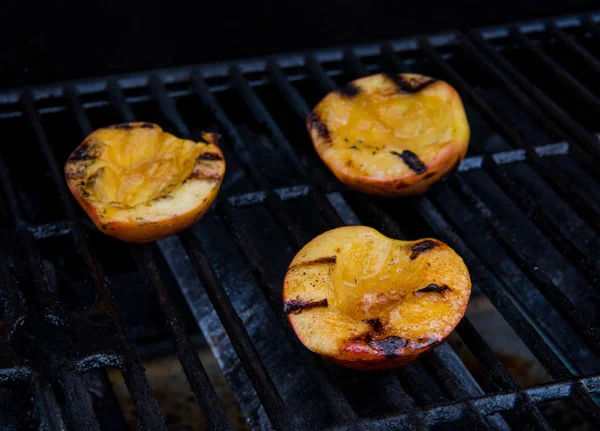 Izgarada şeftali tatlısı