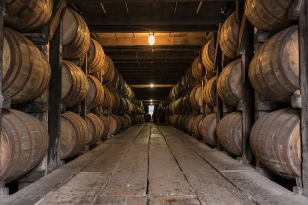 Lage hoek van Bourbon veroudering magazijn loopbrug — Stockfoto