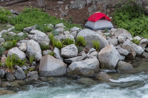 Namiot wzdłuż rzeki pędzi — Zdjęcie stockowe