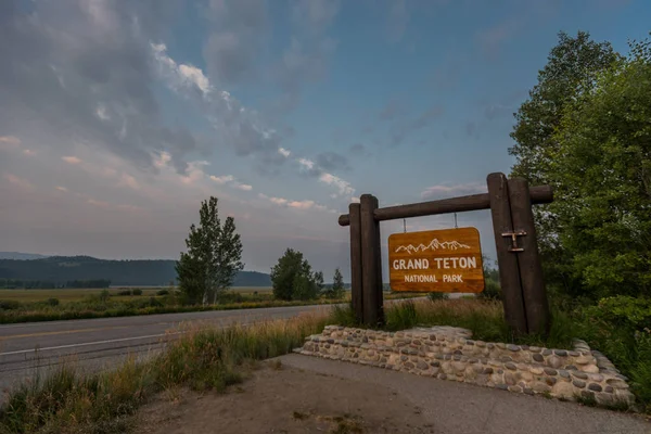 Grand Tetton Nationalpark Zeichen Winkel Blick mit Himmel — Stockfoto