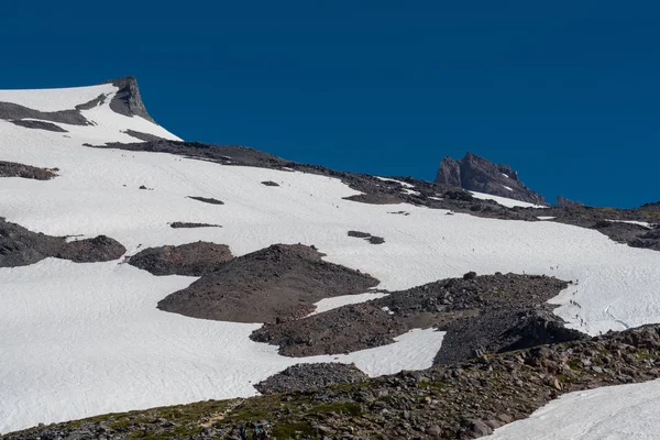 Montanheiros atravessam o campo de neve no Monte Rainier — Fotografia de Stock