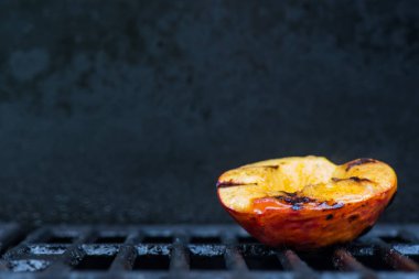 Kopya alanı ile sağda tek ızgara şeftali