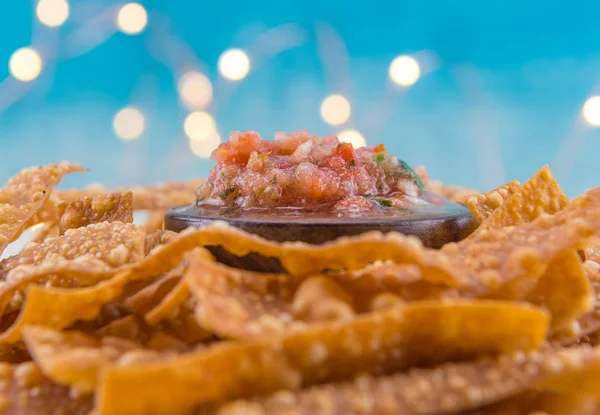 Foco seletivo na tigela de salsa na cama de batatas fritas — Fotografia de Stock