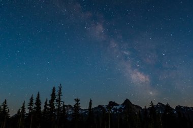 Sütlü yolu üzerinde Pinnacle tepe
