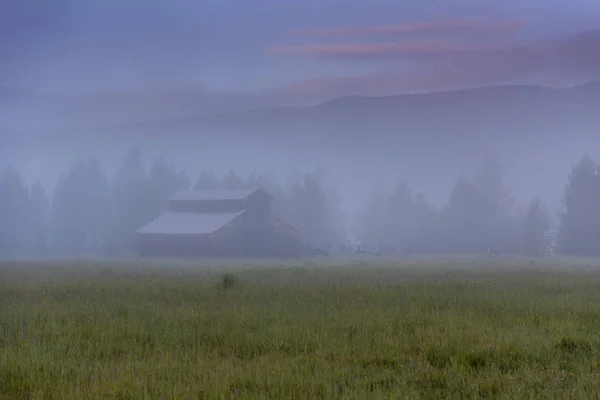 Stodoła rano mgła nad Kawuneeche Valley — Zdjęcie stockowe