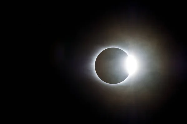 The Sun Emerges From Behind the Moon on a Cloudy Day — Stock Photo, Image