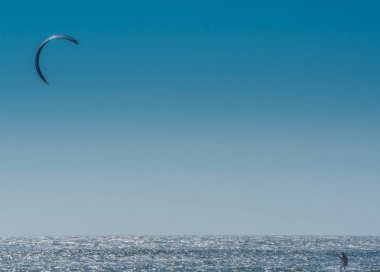Mavi gökyüzü ile Kite Surfer