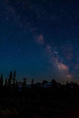 Sütlü yolu üzerinde Pinnacle tepe dikey