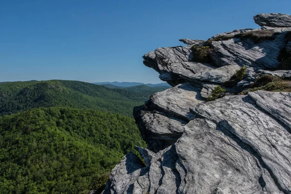 Rock výběžku nad Blue Ridge Mountains — Stock fotografie