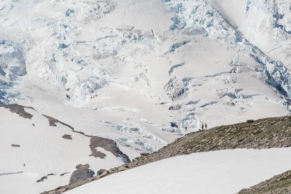 Δύο πεζοπόρους δείτε Mount Rainier παγετώνες — Φωτογραφία Αρχείου