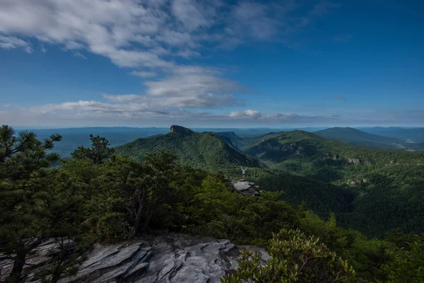 Wide View of Hawksbill Mountain and Linnville Gorge with Woman P — Stock Photo, Image