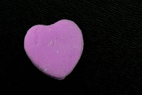 空白紫色糖果心脏在纹理黑色 — 图库照片