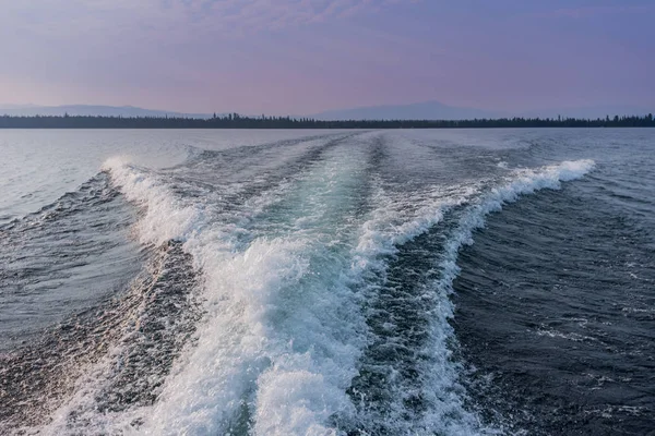 Βάρκα Wake πάνω από τη λίμνη Jenny — Φωτογραφία Αρχείου