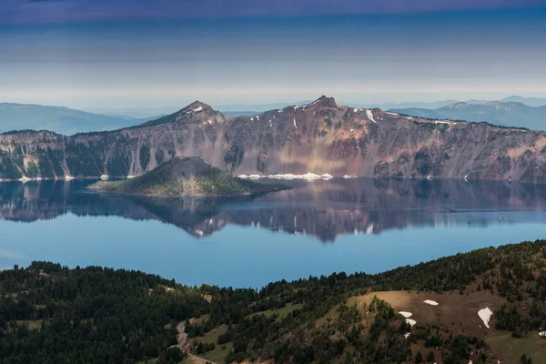 Lago del cráter refleja borde en la mañana tranquila —  Fotos de Stock