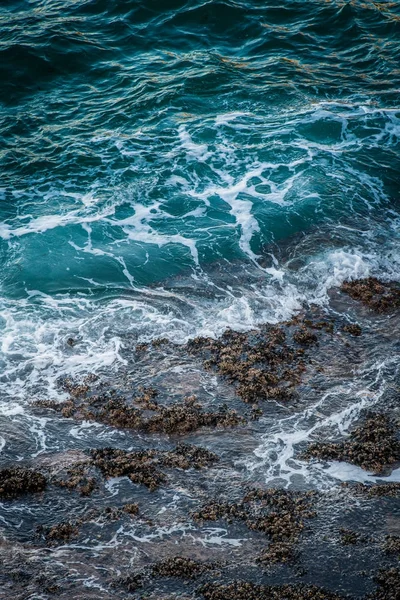 Olas verdes profundas se estrellan a lo largo de la costa de Oregon — Foto de Stock